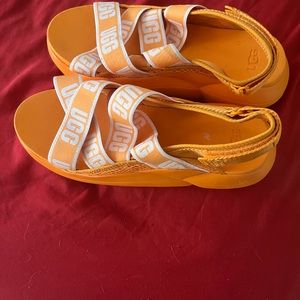 UGG L.A. Cloud Sandal